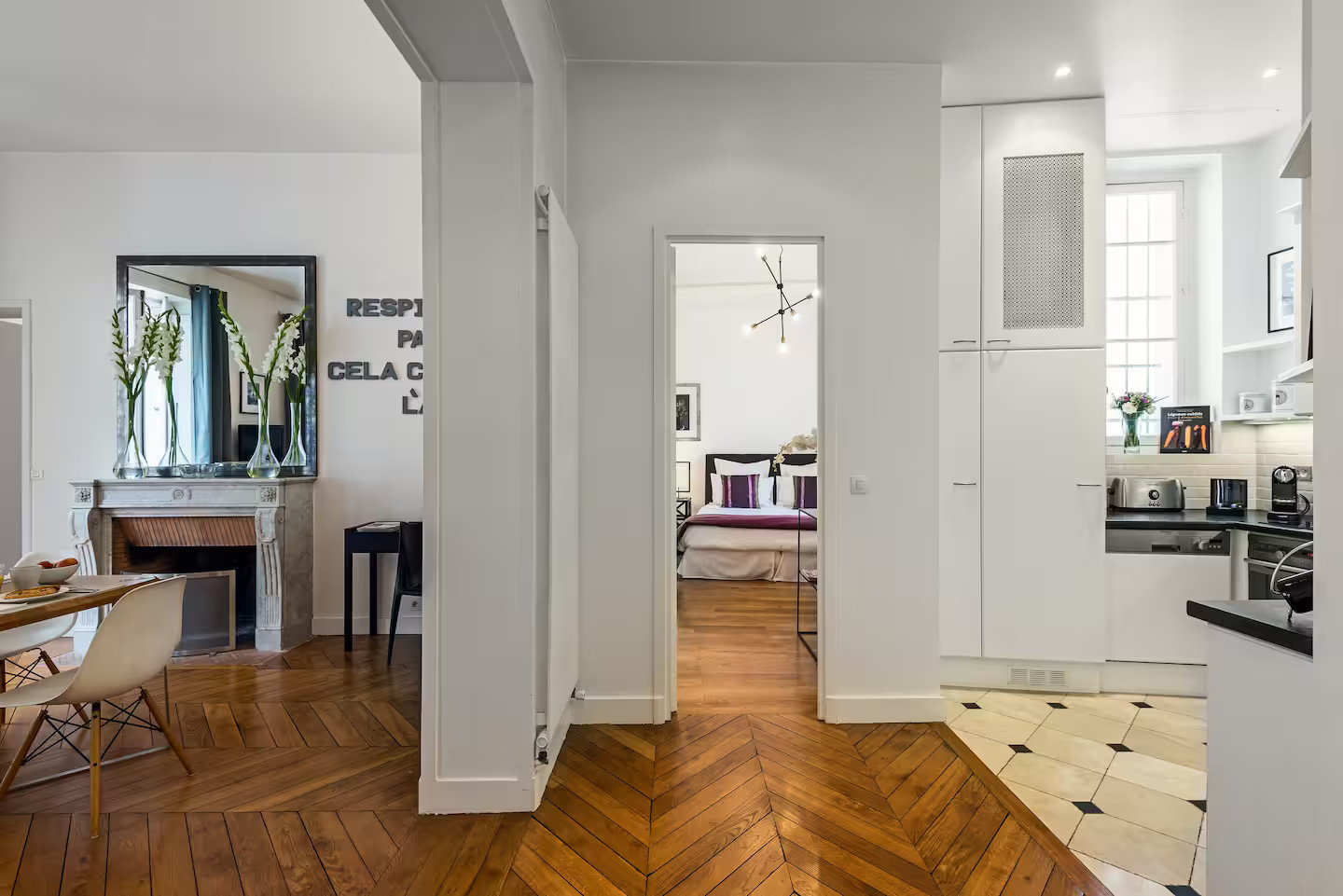 entrée avec parquet et cuisine ouverte
