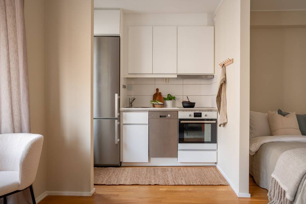 pièce principale avec cuisine ouverte et alcôve pour lit studio 32m2 pièce principale avec cuisine ouverte et alcôve pour lit studio 32m2