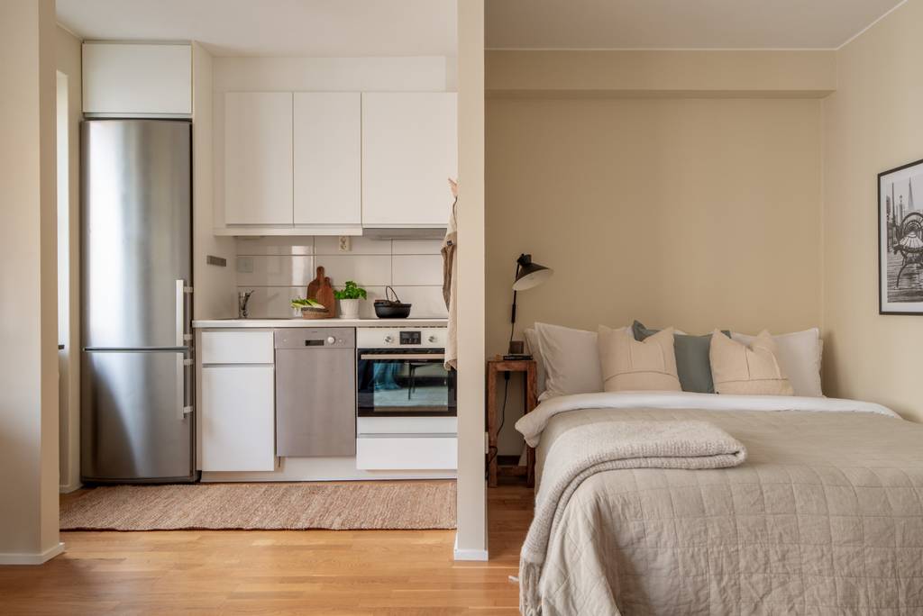 pièce principale avec cuisine ouverte et alcôve pour lit studio 32m2 pièce principale avec cuisine ouverte et alcôve pour lit studio 32m2