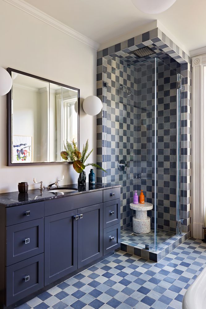 salle de bain grise maison de ville Brooklyn