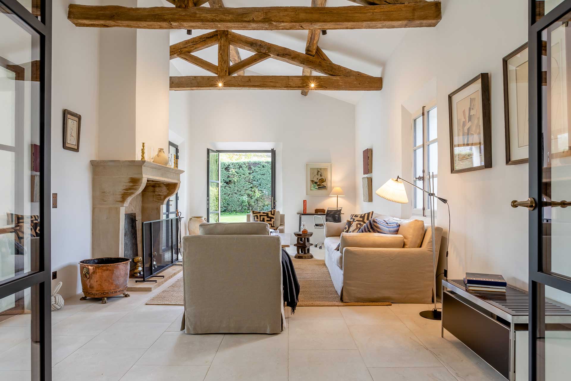 salon avec cheminée en pierre maison du sud de la France le Mas Gris Luberon salon avec cheminée en pierre maison du sud de la France le Mas Gris Luberon
