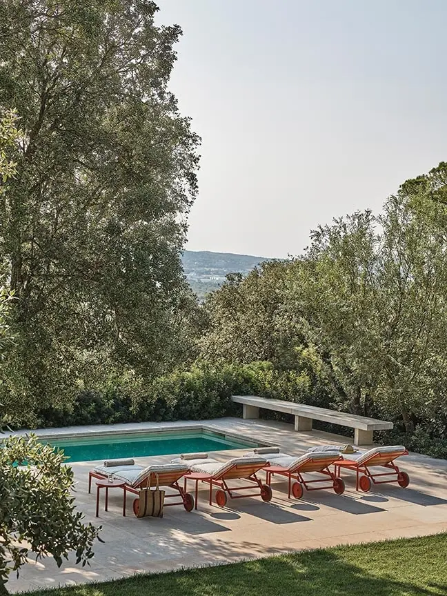 plage piscine décoration design Flexform maison en pierres contemporaine plage piscine décoration design Flexform maison en pierres contemporaine