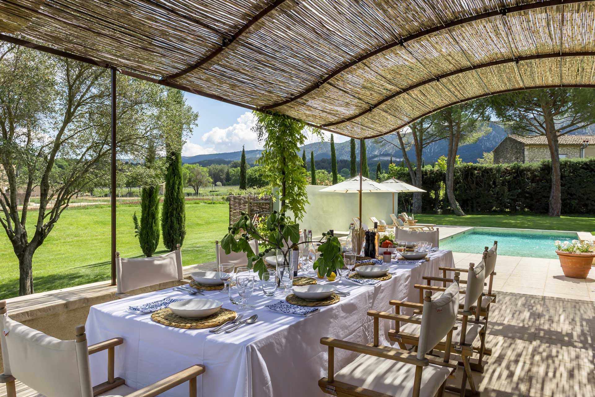 terrasse avec pergola métal le Mas Gris Luberon terrasse avec pergola métal le Mas Gris Luberon