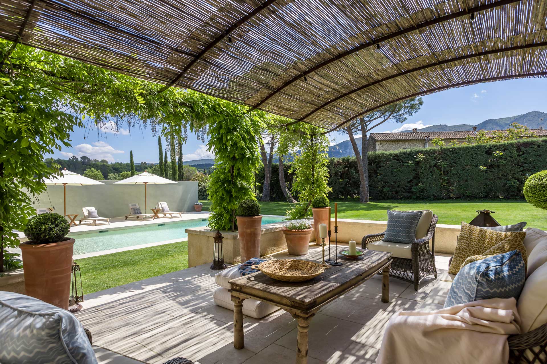 terrasse avec pergola métal le Mas Gris Luberon terrasse avec pergola métal le Mas Gris Luberon