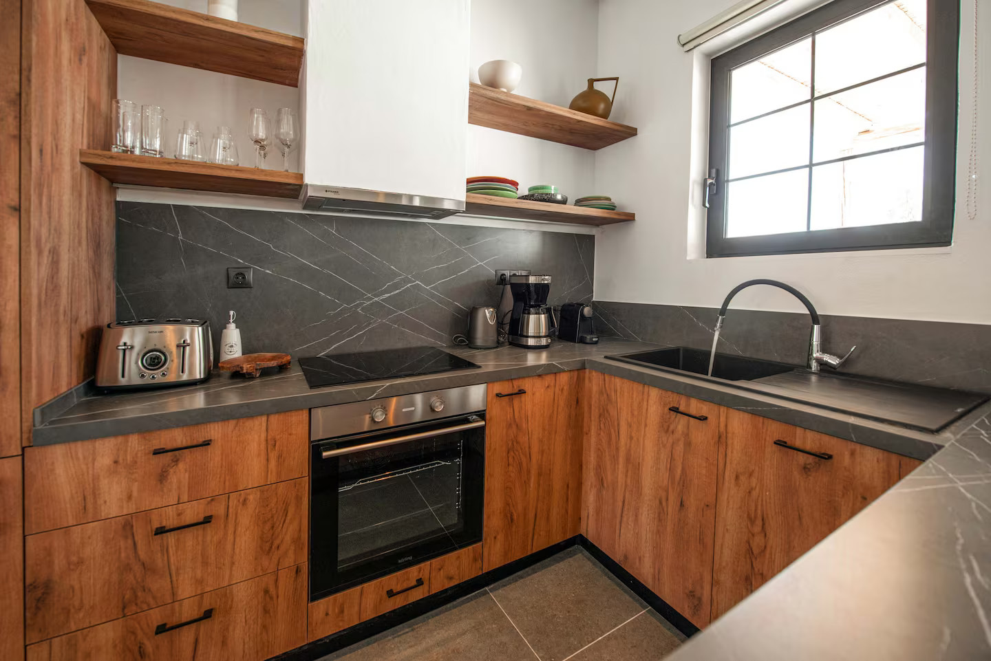 cuisine bois décoration naturelle maison Rhodes avec piscine