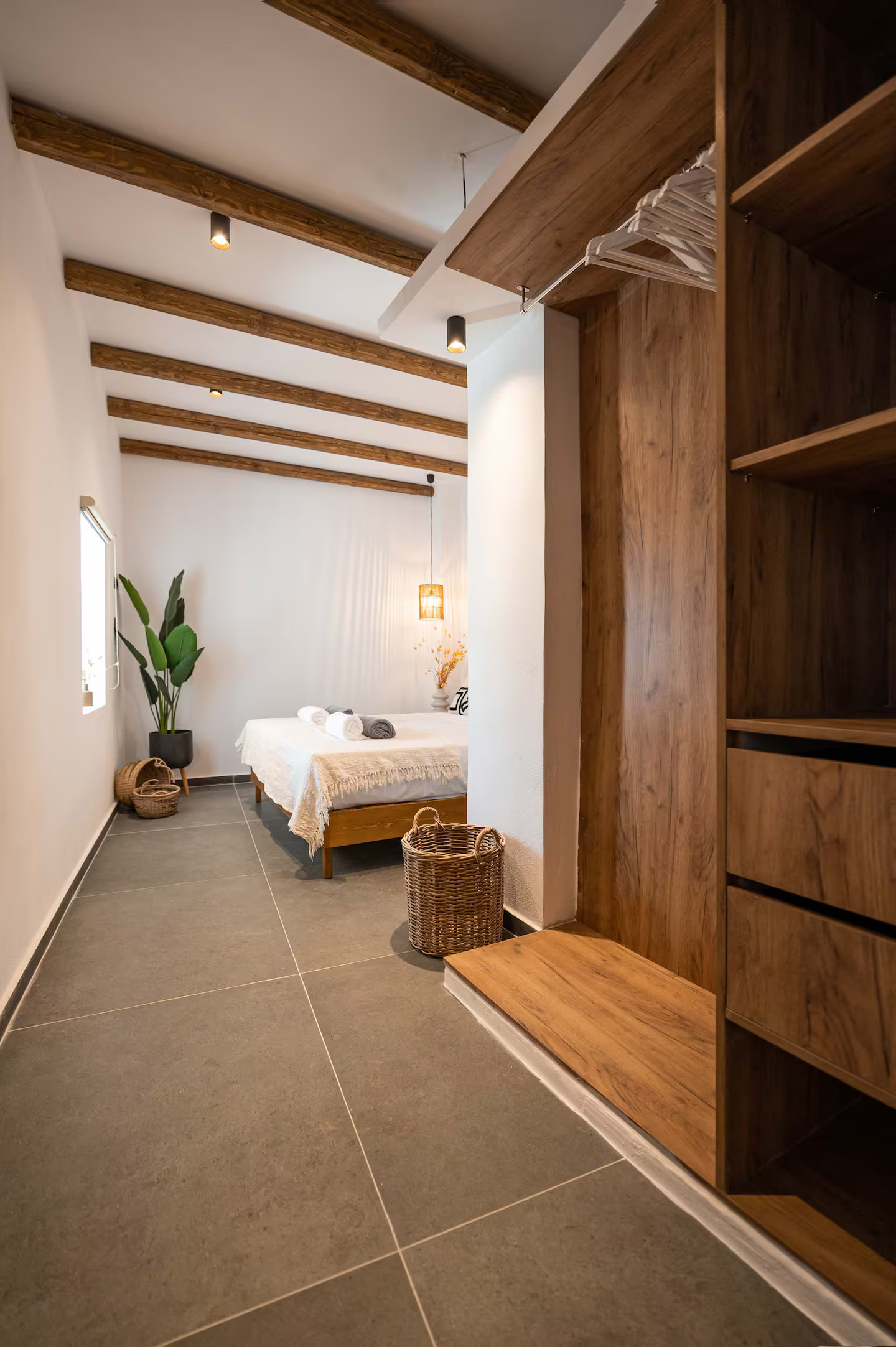 chambre décoration naturelle maison Rhodes avec piscine