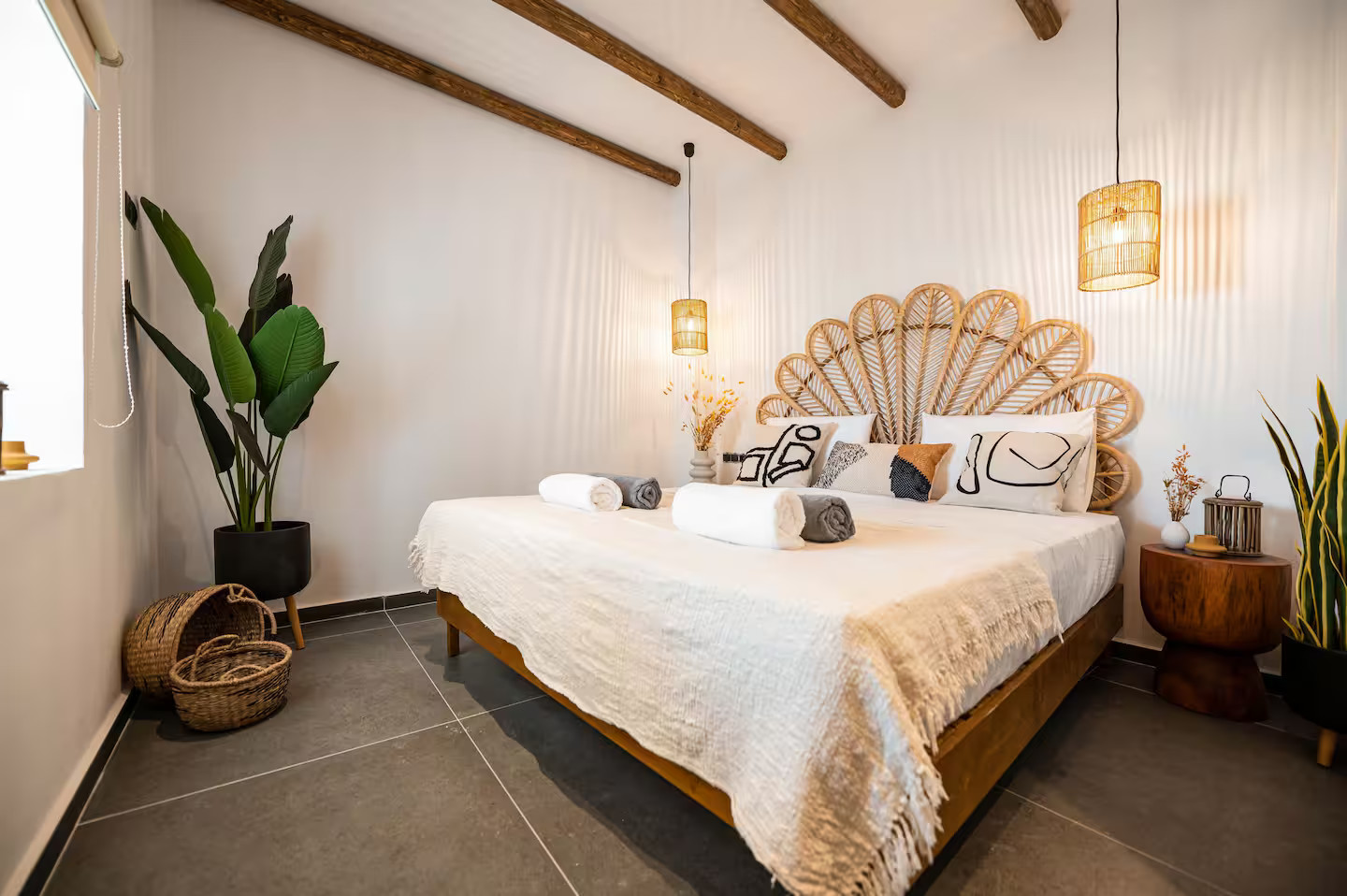 chambre décoration naturelle maison Rhodes avec piscine