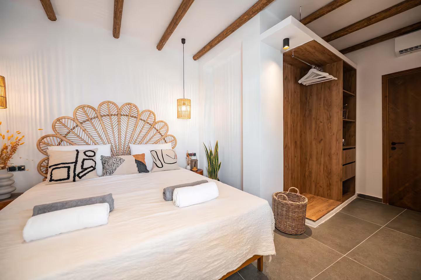 chambre décoration naturelle maison Rhodes avec piscine