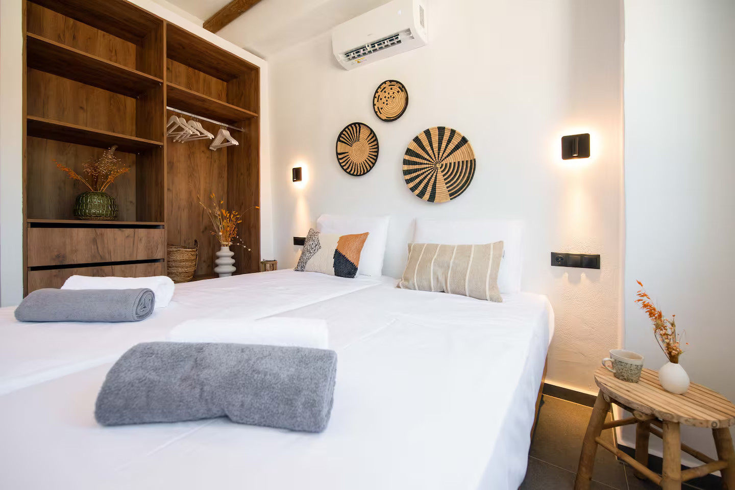 chambre décoration naturelle maison Rhodes avec piscine