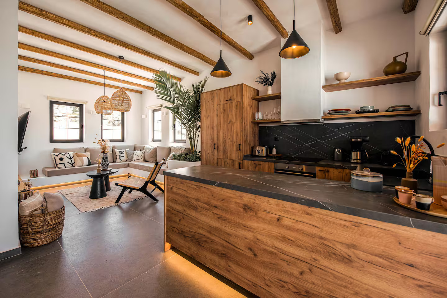 cuisine et salon décoration naturelle maison Rhodes avec piscine