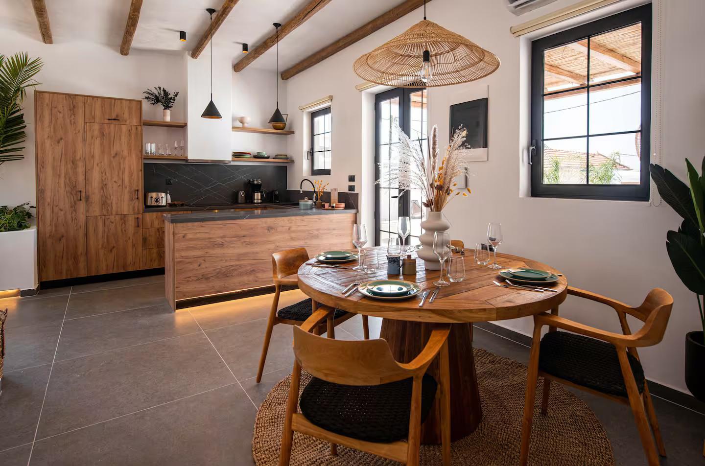 cuisine et salle à manger décoration naturelle maison Rhodes avec piscine