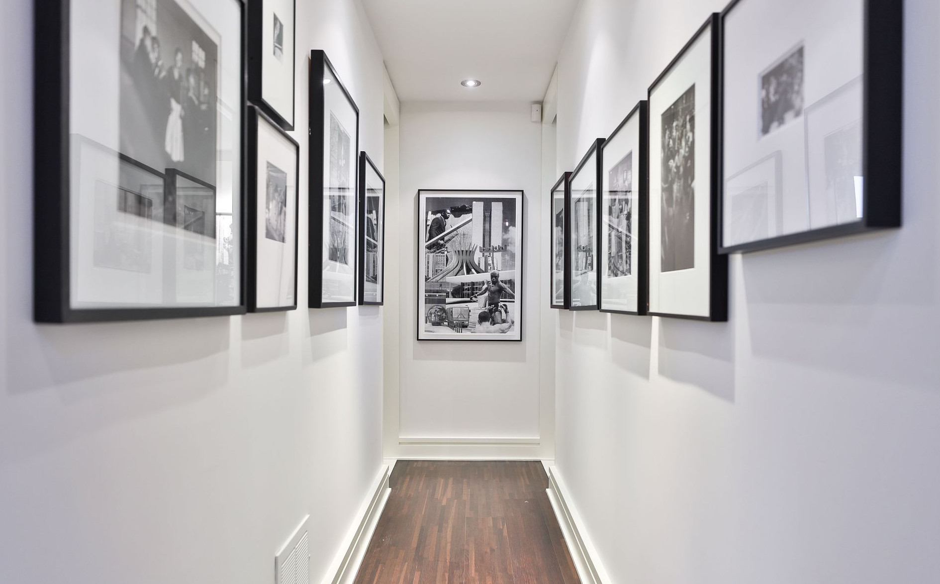 couloir avec photos noir et blanc couloir avec photos noir et blanc