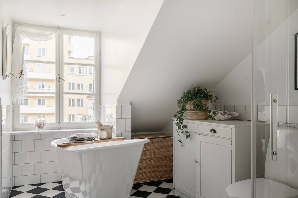 salle de bain blanche sol damier noir et blanc