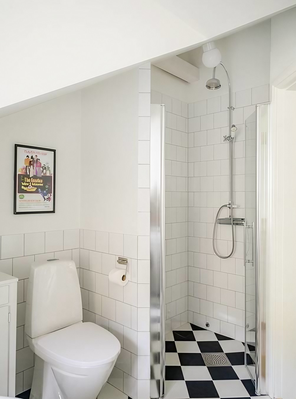 salle de bain mansardée décoration blanche et noire sol à damier