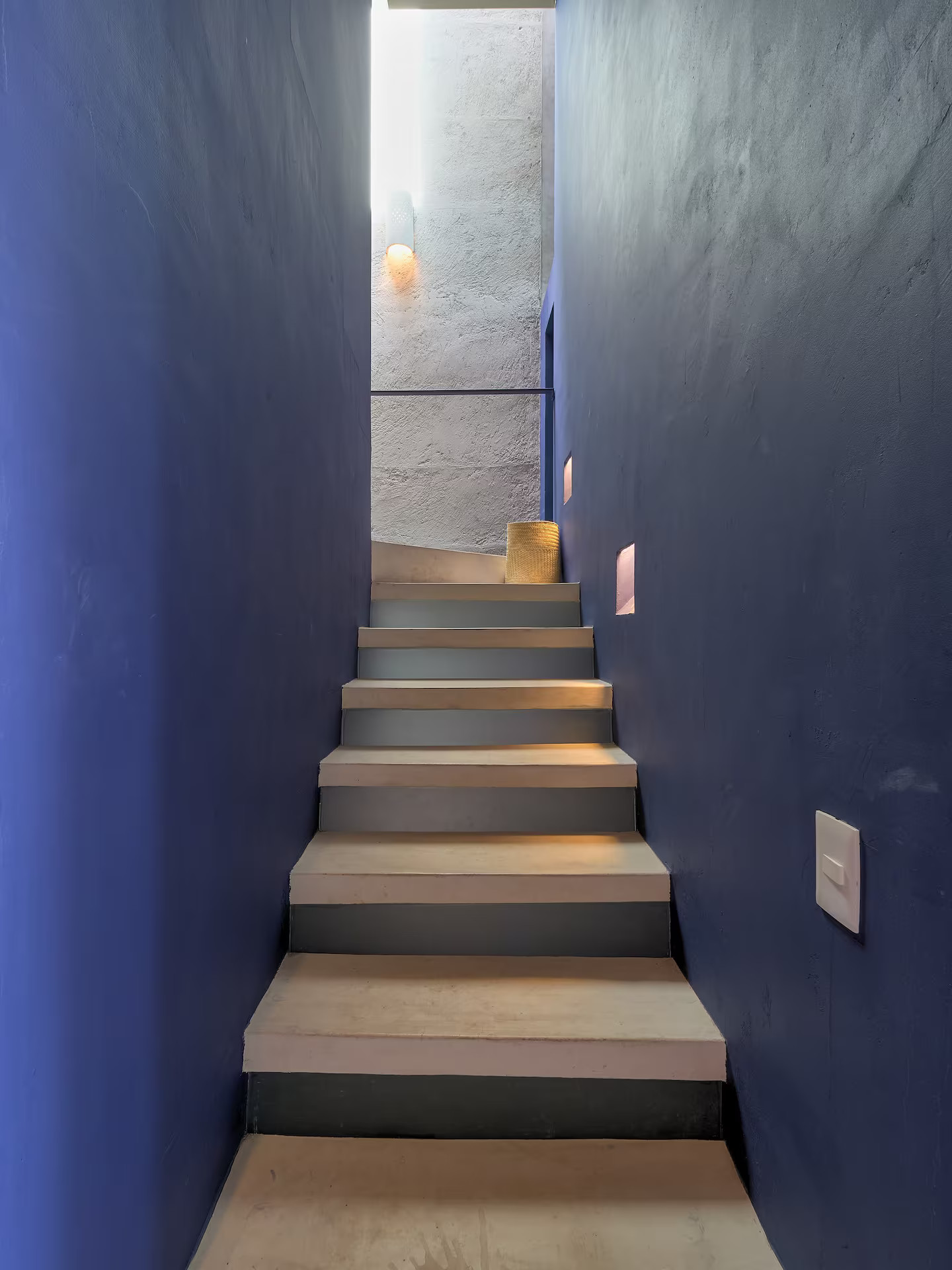 escalier mur bleu Majorelle Casa El Nido Santa Lucia