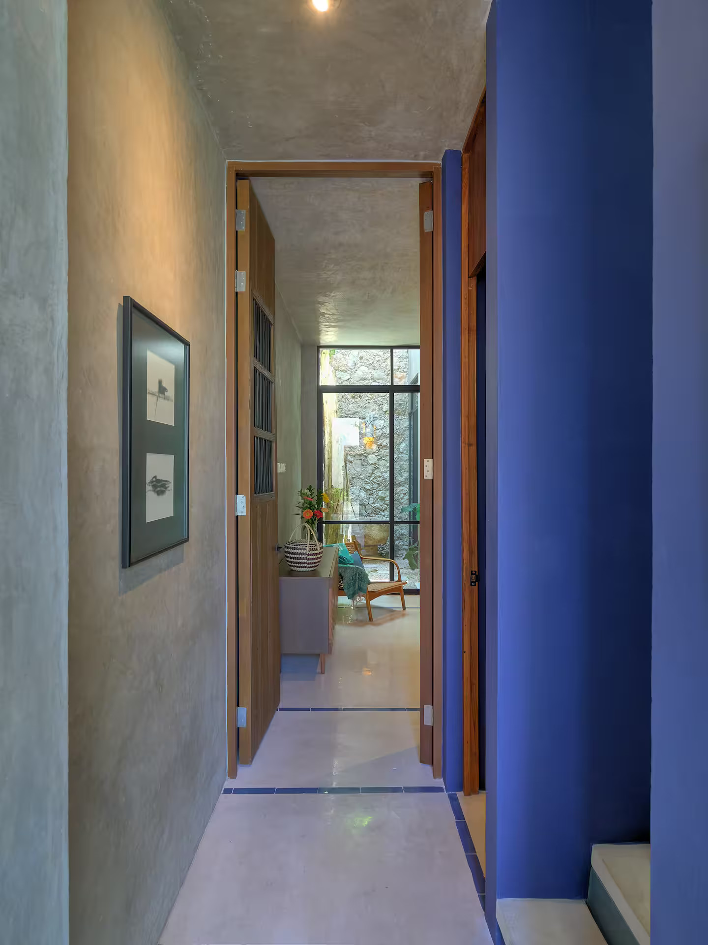 couloir mur bleu Majorelle maison Mexique Casa El Nido Santa Lucia