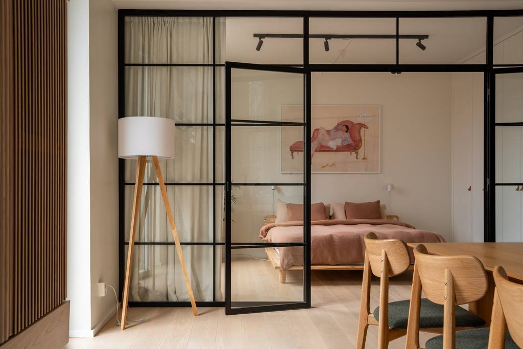 salle à manger et chambre avec verrière noire appartement 107m2