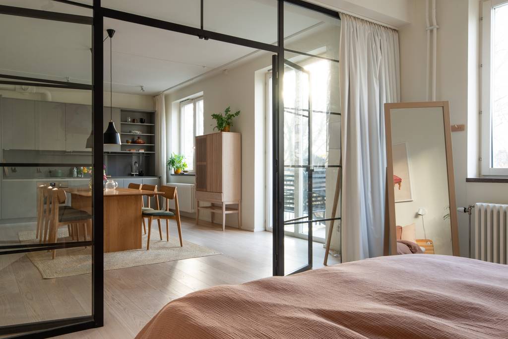 salle à manger et chambre avec verrière noire appartement 107m2