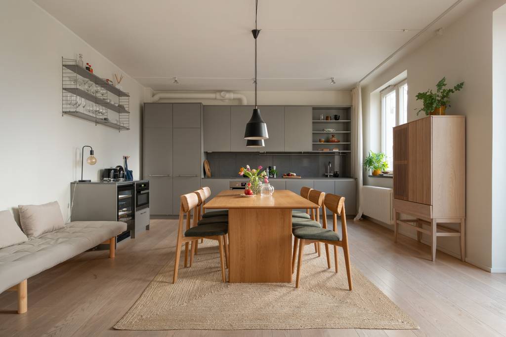 salle à manger et cuisine ouverte grise appartement 107m2
