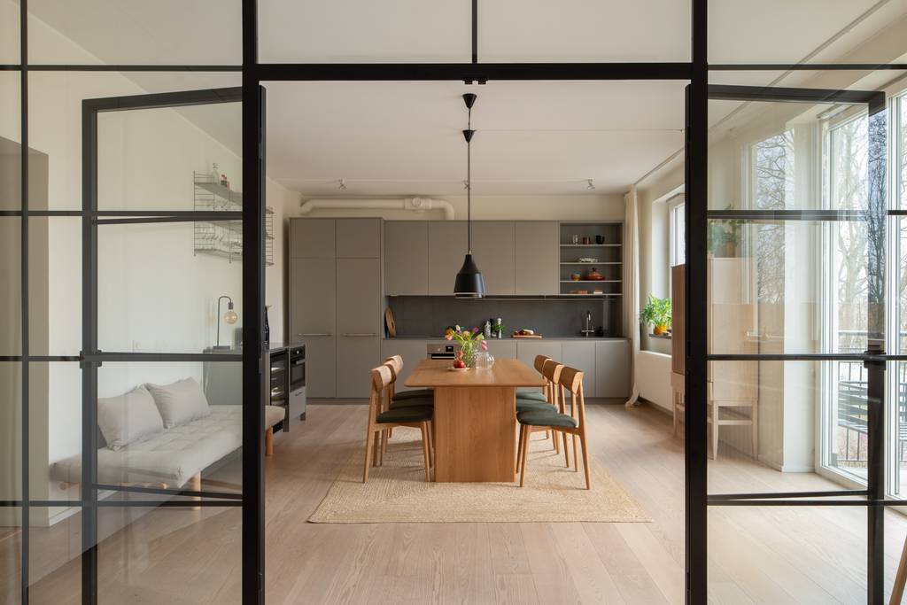 salle à manger et cuisine avec verrière noire appartement 107m2