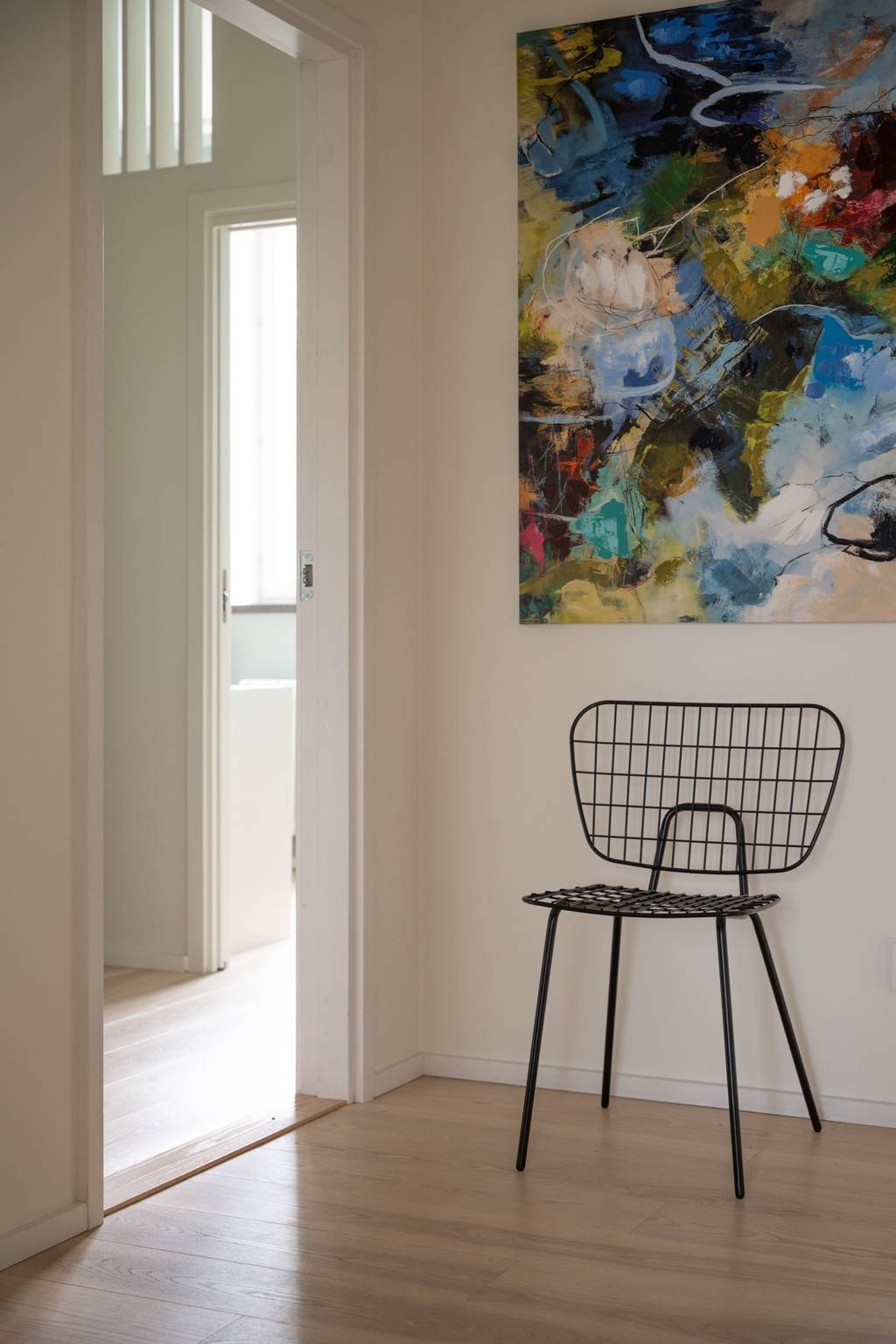 entrée avec tableau coloré