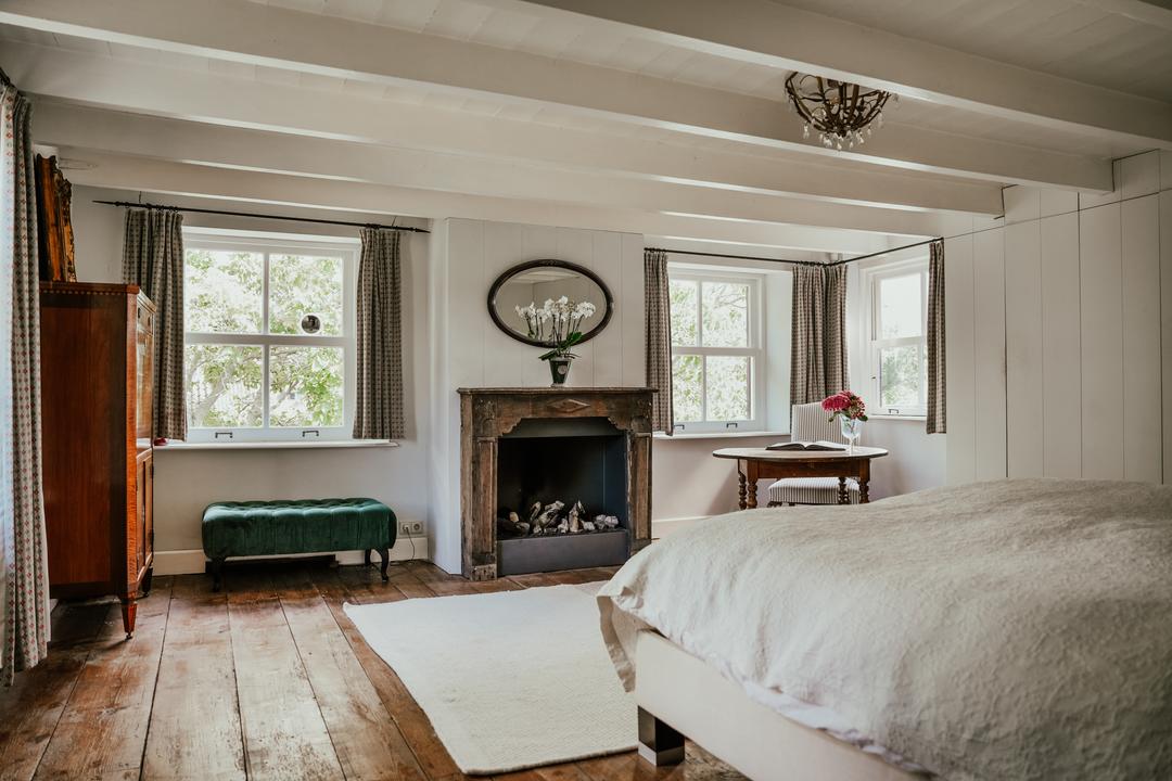 chambre avec poutres blanches maison rénovée chambre avec poutres blanches maison rénovée