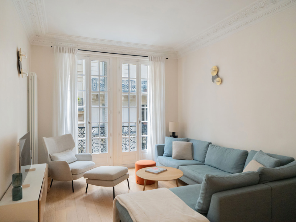 salon appartement haussmannien Paris rénové