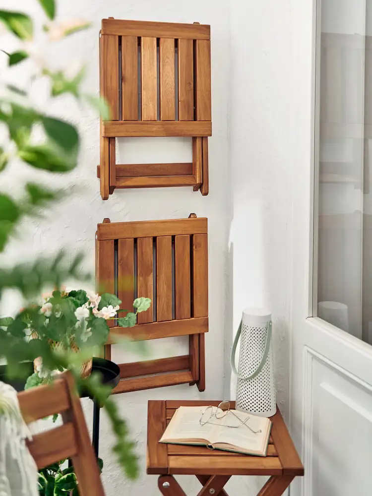 chaises pliantes accrochées sur mur chaises pliantes accrochées sur mur