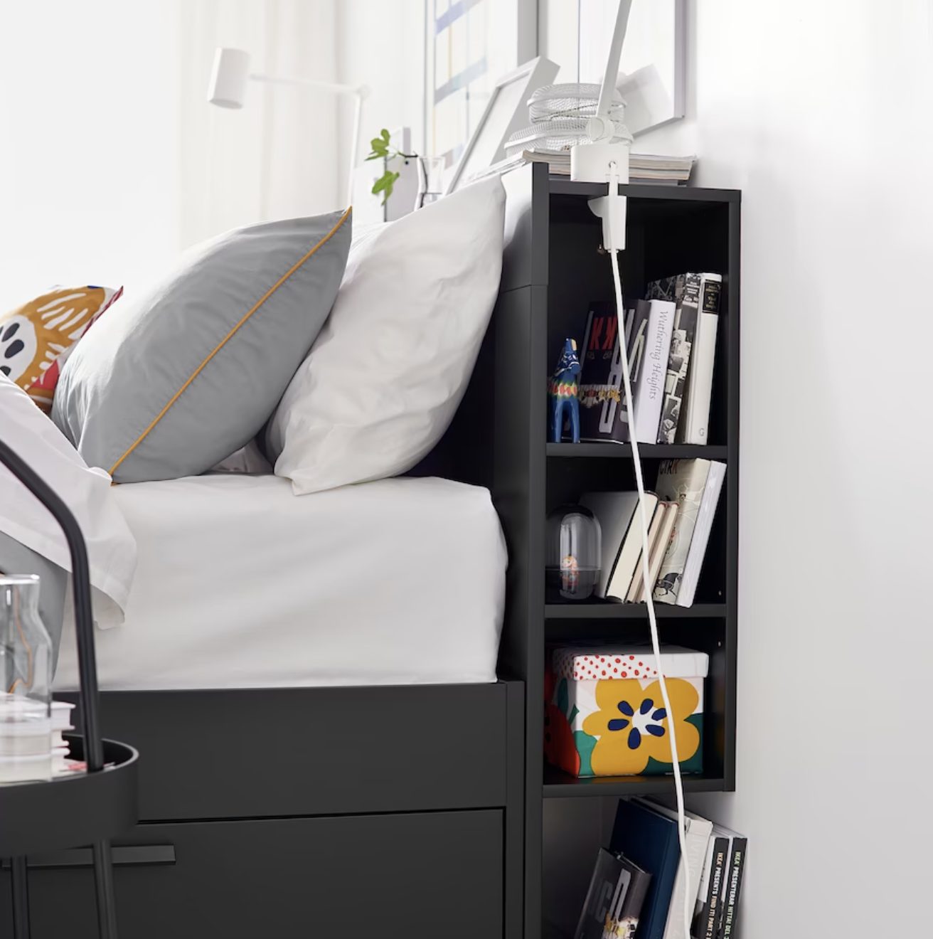 tête de lit avec rangement sur le côté