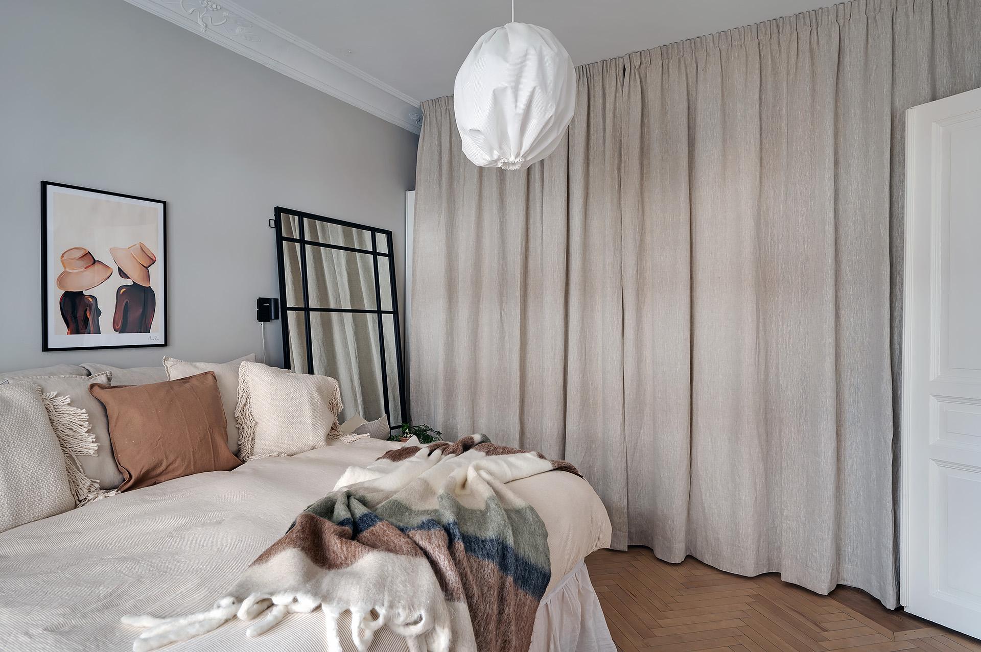 chambre avec moulures et rosaces et dressing avec rideau chambre avec moulures et rosaces et dressing avec rideau
