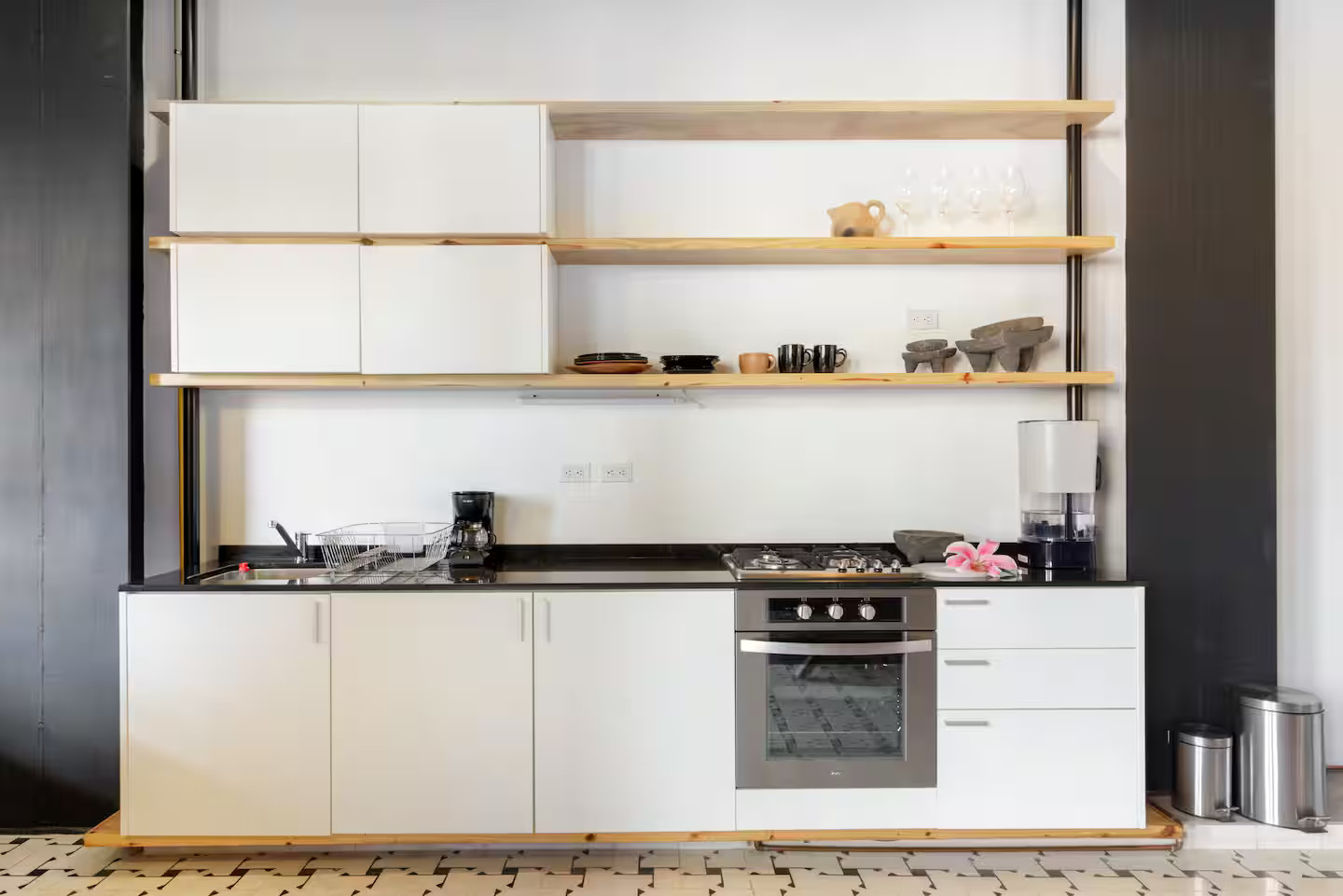 cuisine blanche loft murs briques et poutres cuisine blanche loft murs briques et poutres