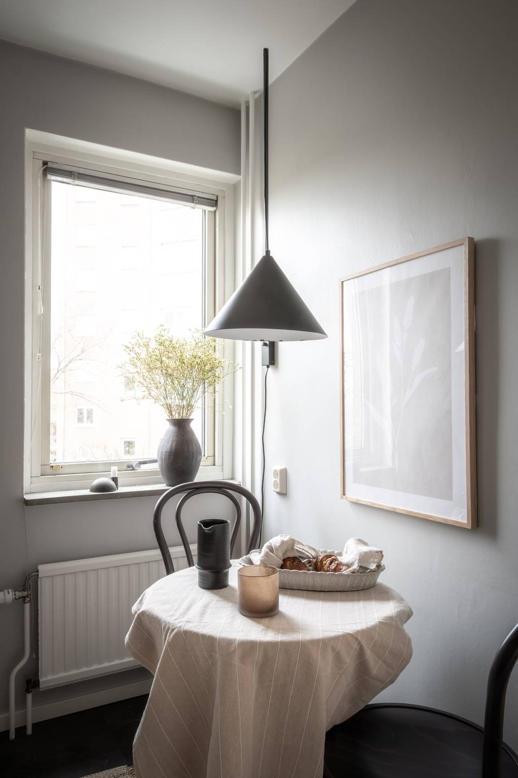 coin repas dans cuisine design blanche studio 35m2 décoration scandinave