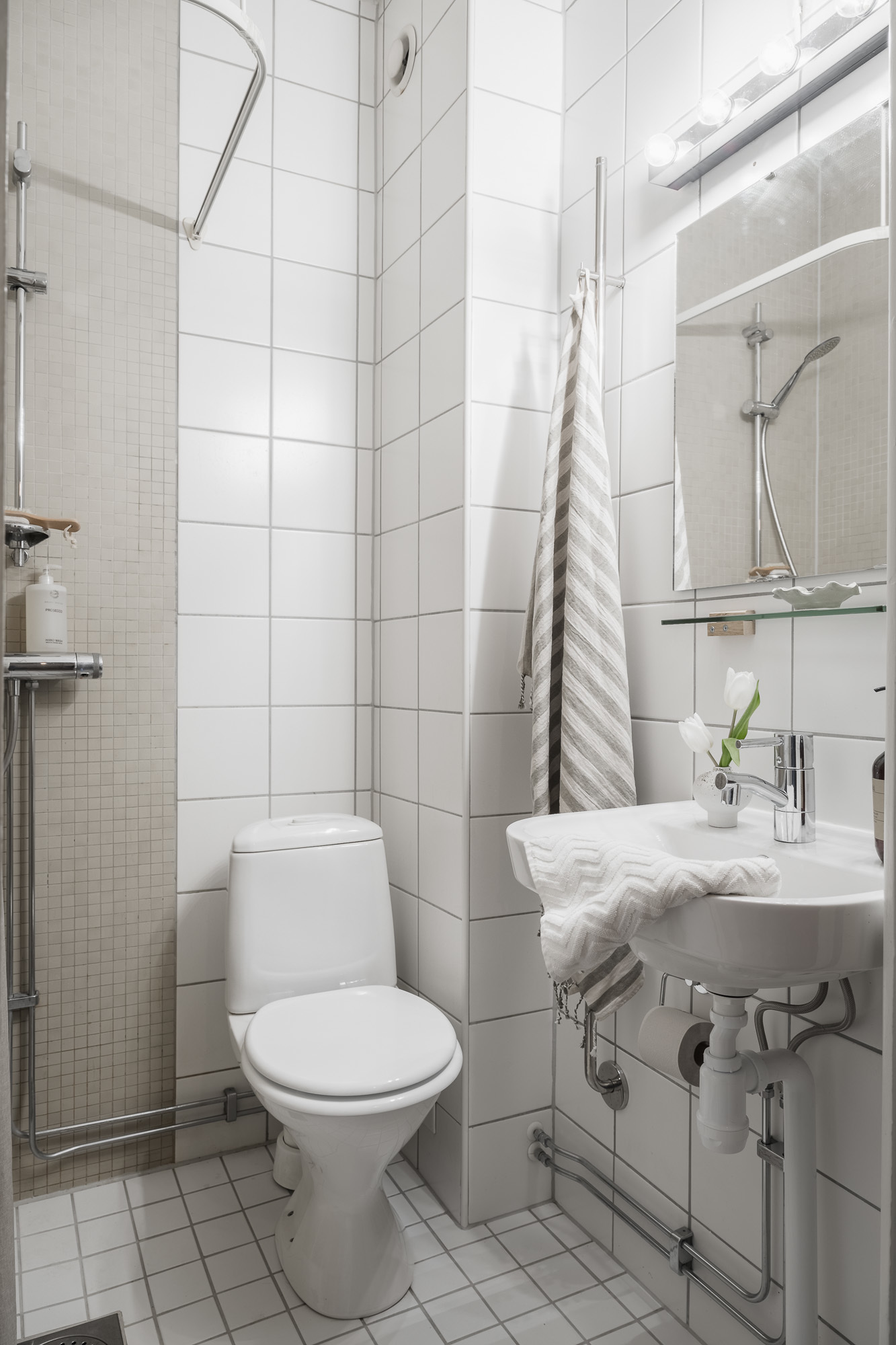 salle d salle d'eau blanche