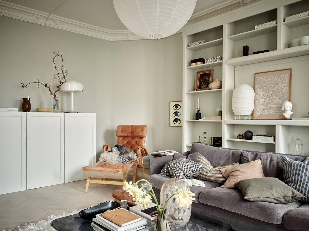 salon avec bibliothèque moulures et rosaces décoration scandinave appartement 80m2 salon avec bibliothèque moulures et rosaces décoration scandinave appartement 80m2