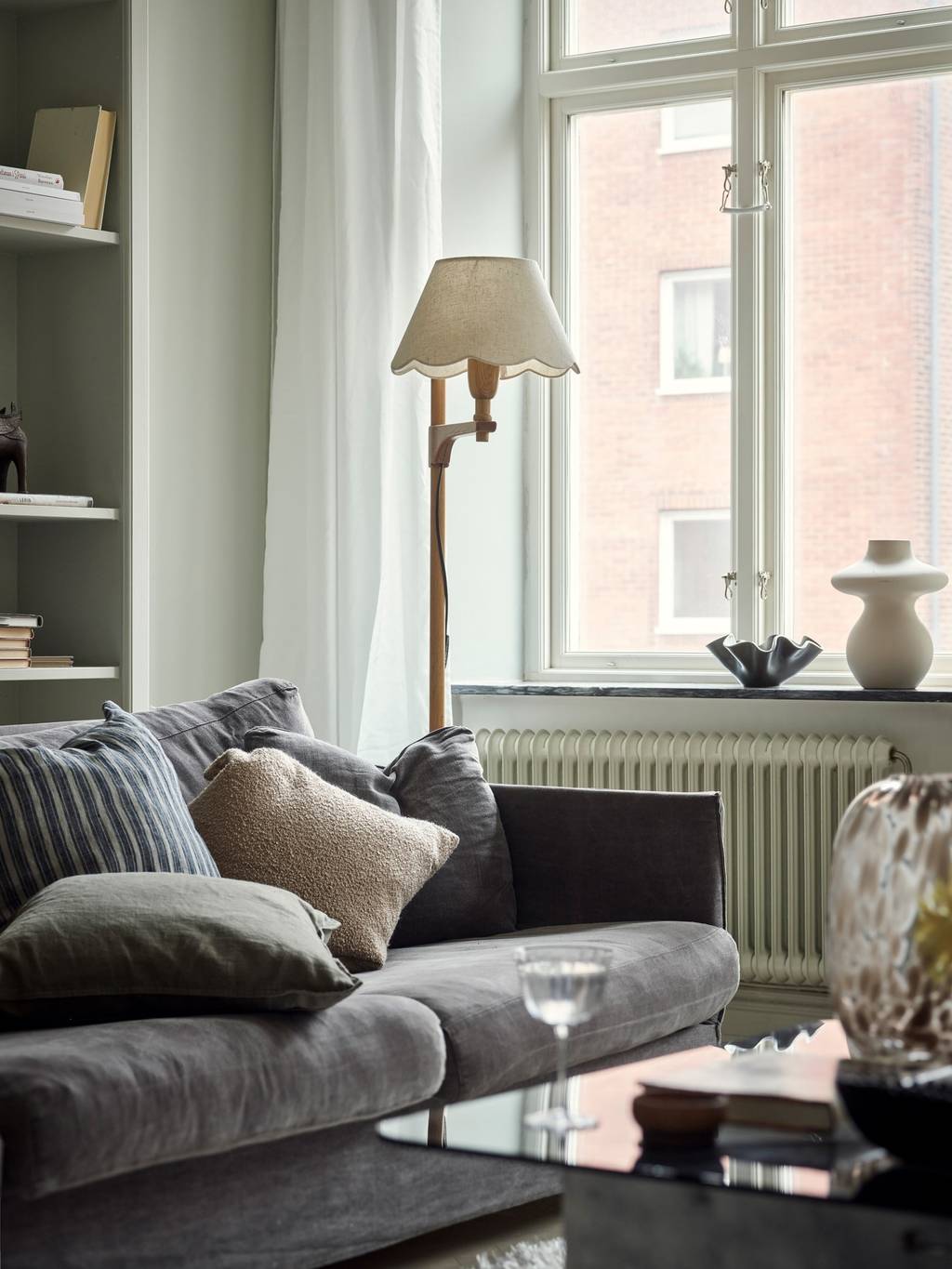 salon avec bibliothèque moulures et rosaces décoration scandinave appartement 80m2 salon avec bibliothèque moulures et rosaces décoration scandinave appartement 80m2