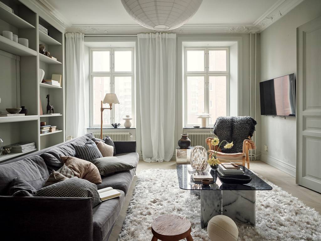salon avec bibliothèque moulures et rosaces décoration scandinave appartement 80m2 salon avec bibliothèque moulures et rosaces décoration scandinave appartement 80m2