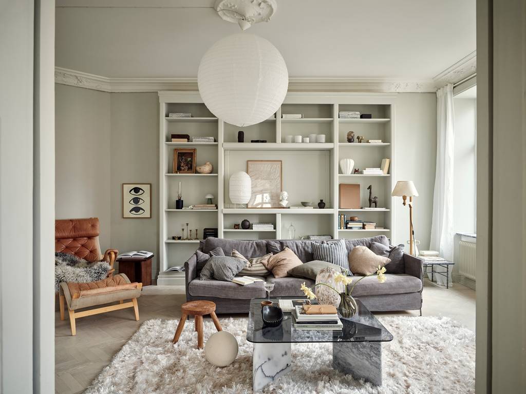 salon avec bibliothèque moulures et rosaces décoration scandinave appartement 80m2 salon avec bibliothèque moulures et rosaces décoration scandinave appartement 80m2