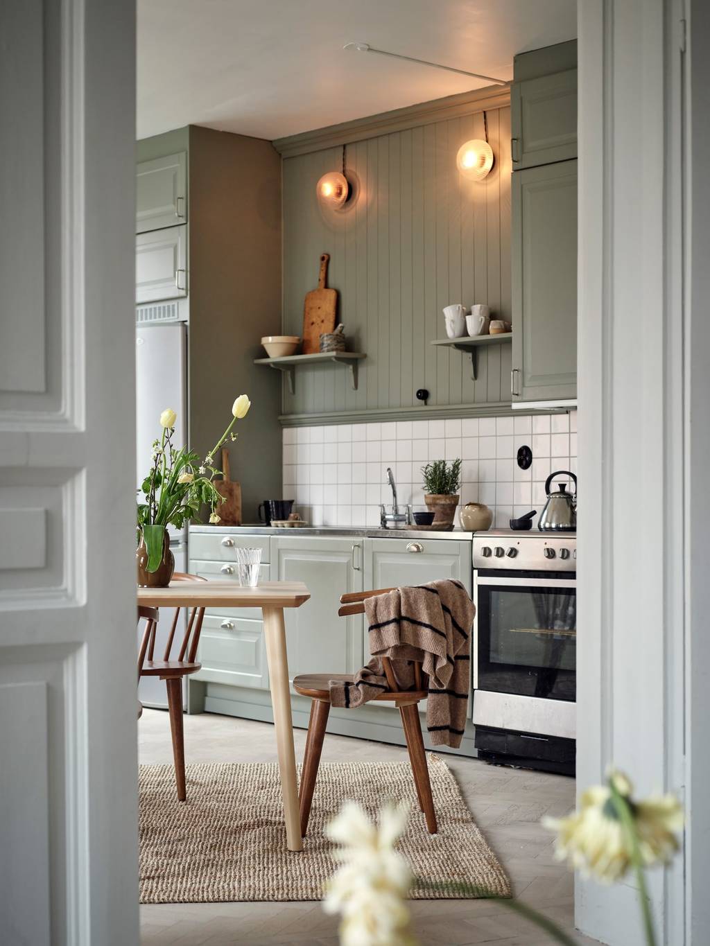 cuisine dinatoire vert sauge décoration scandinave appartement 80m2 cuisine dinatoire vert sauge décoration scandinave appartement 80m2