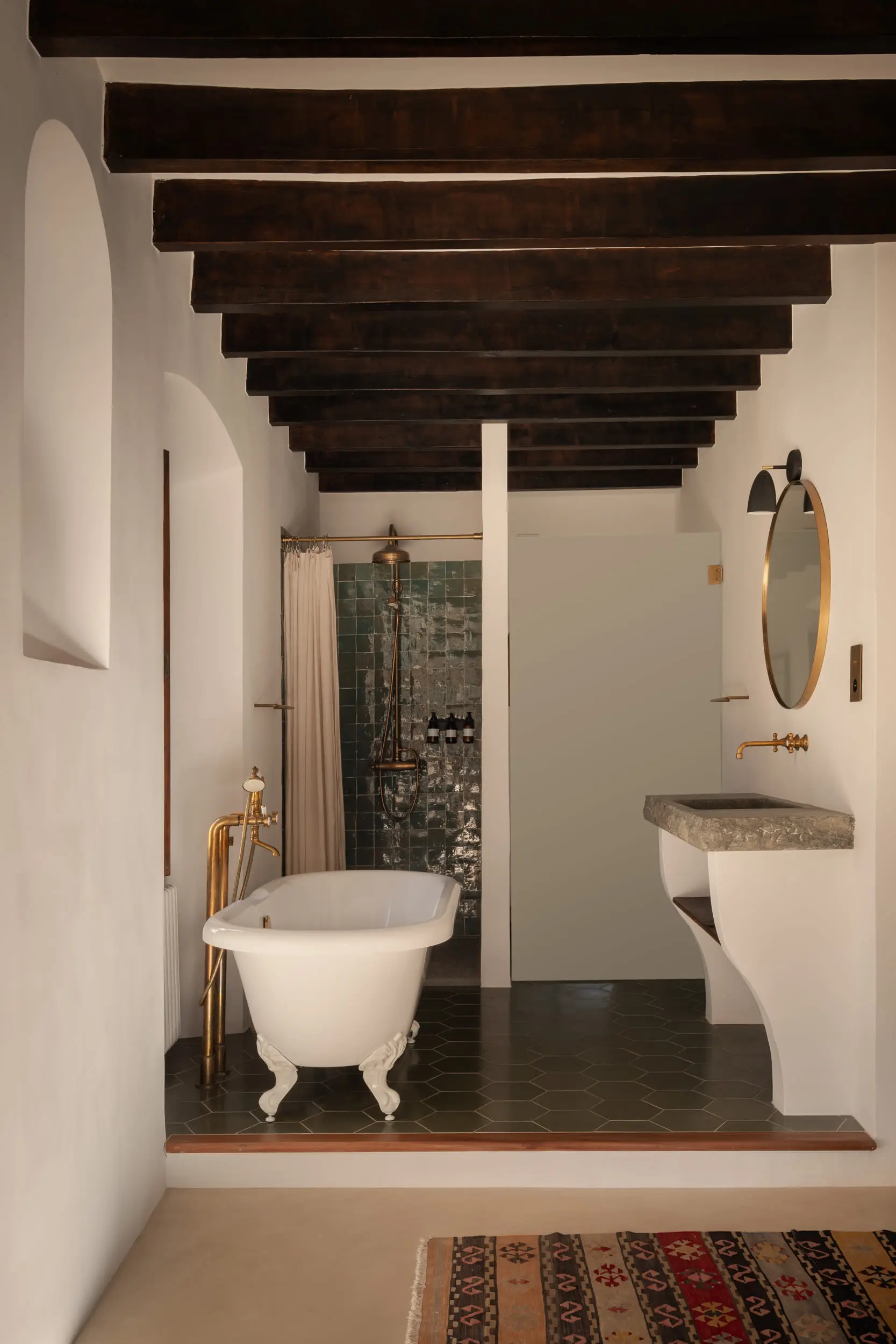 salle de bain rétro avec poutres maison ancienne en pierres Majorque salle de bain rétro avec poutres maison ancienne en pierres Majorque