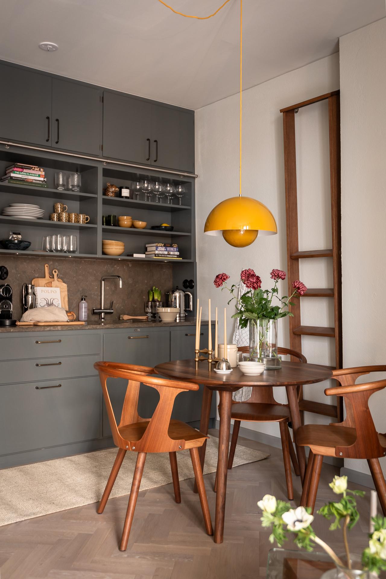salle à manger et cuisine ouverte grise deux-pièces 31m2