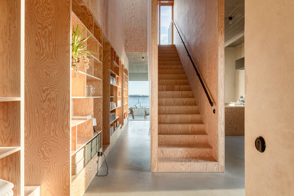 entrée avec bibliothèque maison en bois entrée avec bibliothèque maison en bois