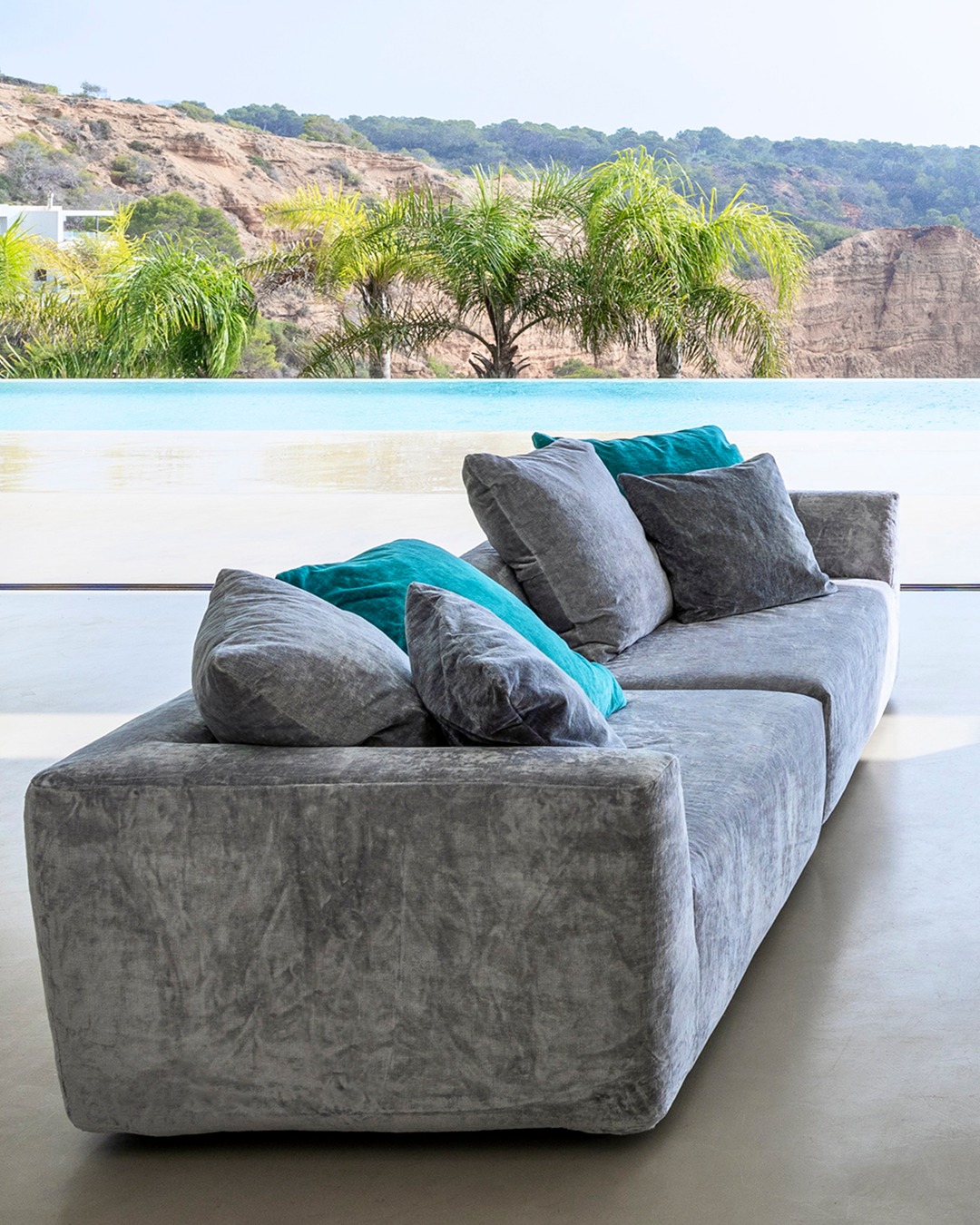 canapé gris dans salon décoration design