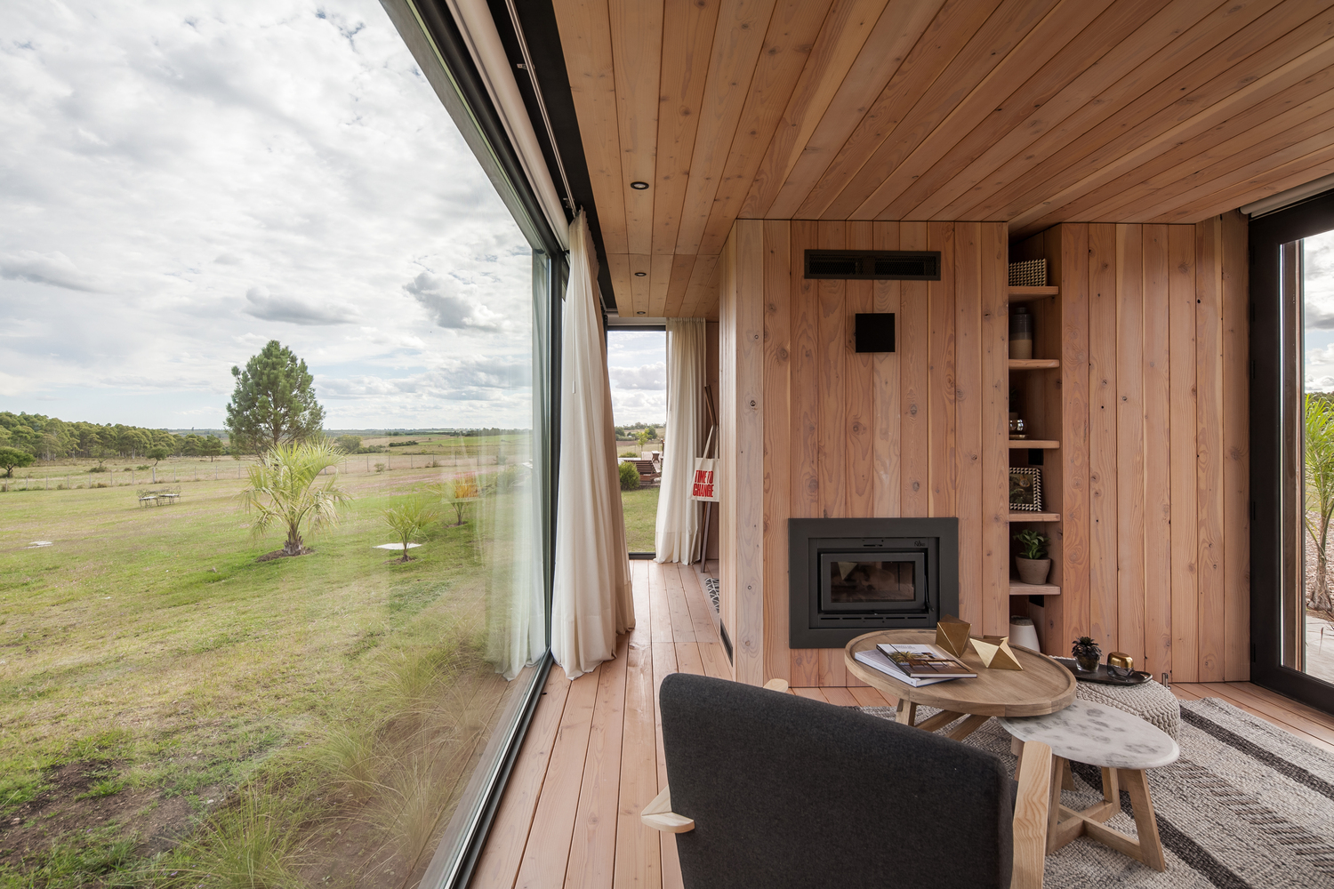 salon avec baie vitrée maison en bois 48m2 préfabriquée et modulaire REPII salon avec baie vitrée maison en bois 48m2 préfabriquée et modulaire REPII