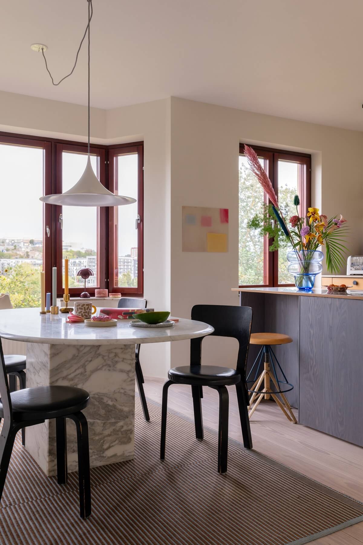 cuisine et salle à manger appartement de 87m2 à la décoration colorée cuisine et salle à manger appartement de 87m2 à la décoration colorée