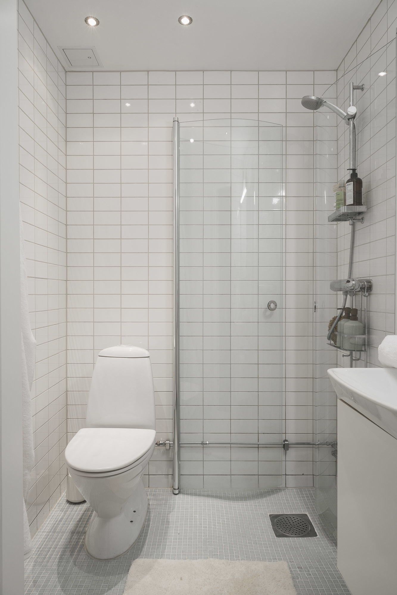 salle d salle d'eau blanche