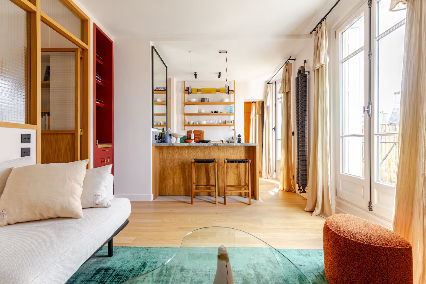 salon avec verrière et cuisine ouverte deux-pièces Paris