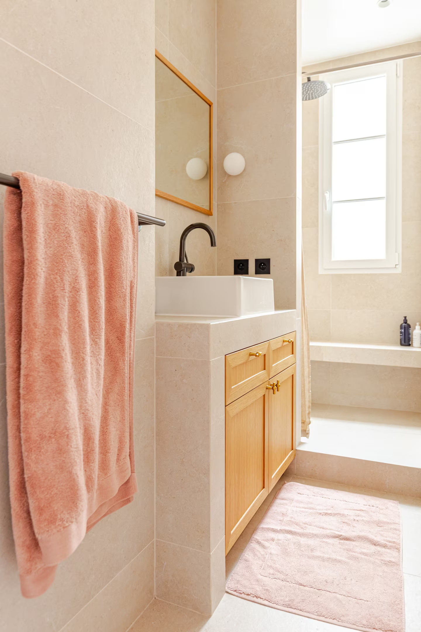 salle de bain avec fenêtre deux-pièces Paris