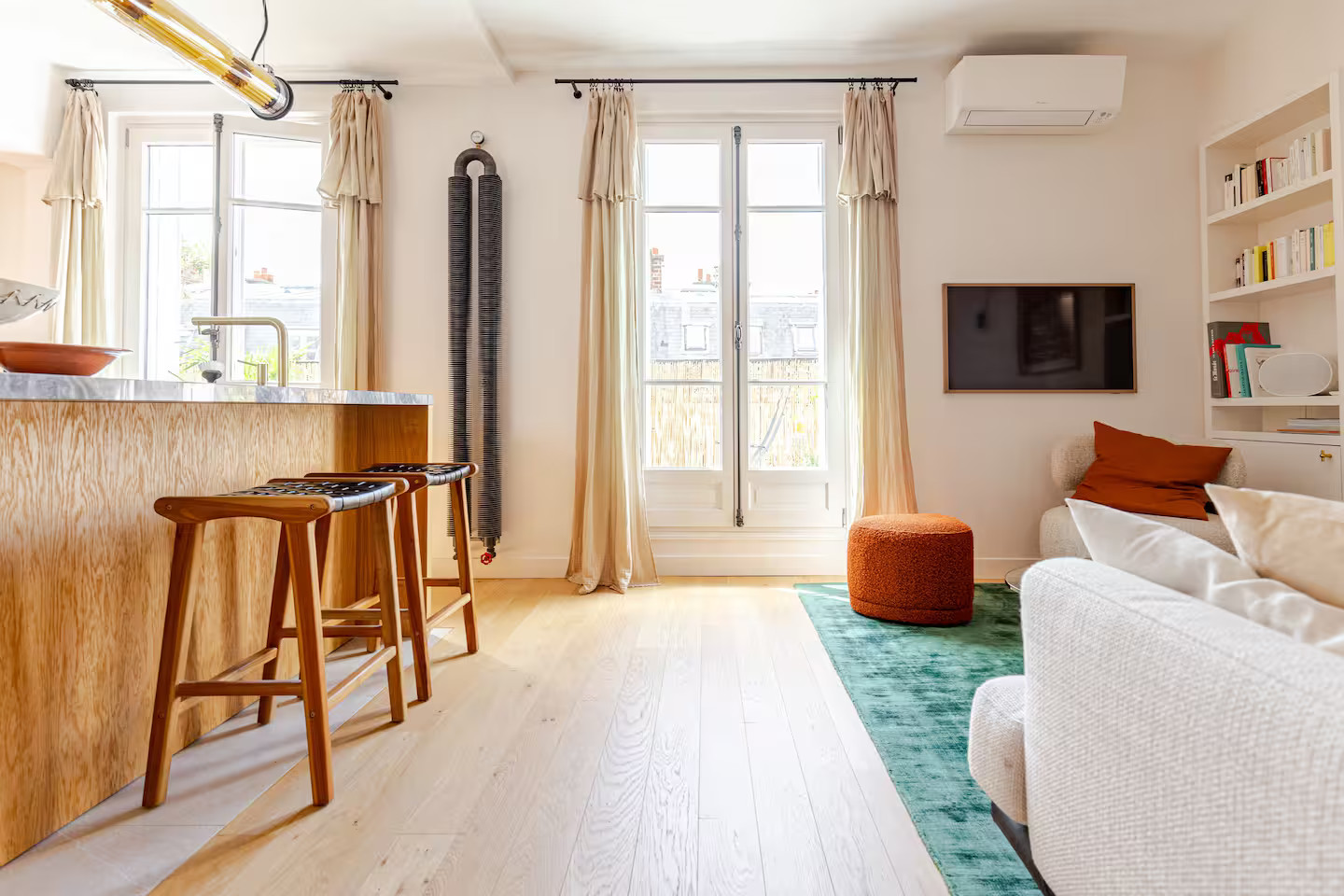 salon avec cuisine ouverte deux-pièces Paris