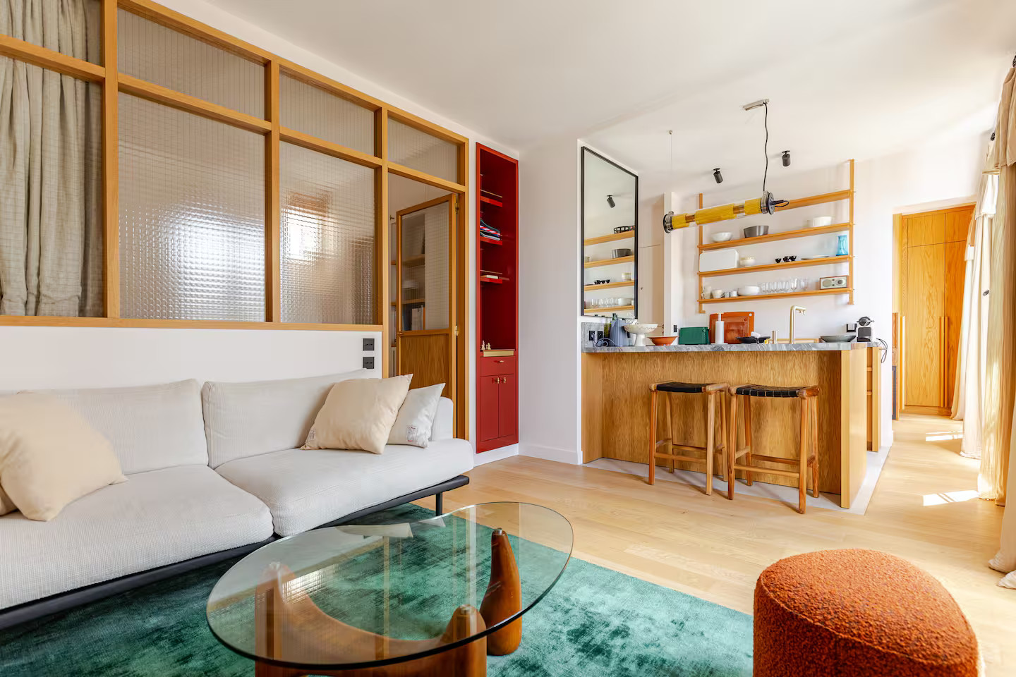 salon avec verrière et cuisine ouverte deux-pièces Paris