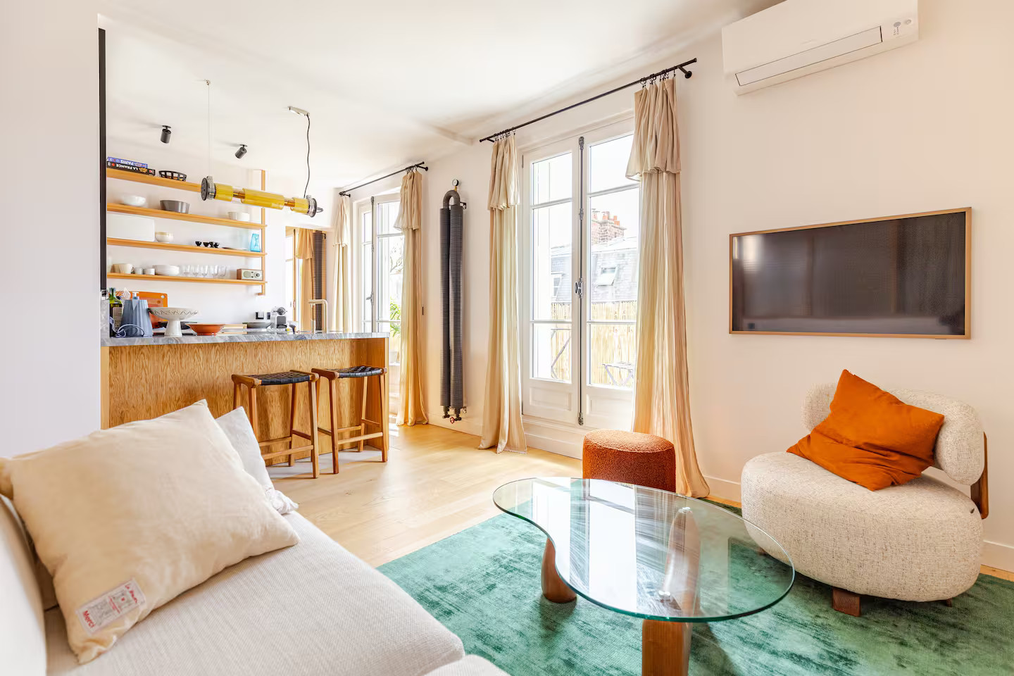 salon avec cuisine ouverte deux-pièces Paris